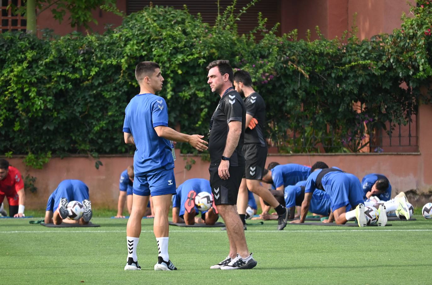 La expedición blanquiazul, lideraba por el técnico Pablo Guede, está formada por 30 jugadores. La lista completa la componen los profesionales Manolo Reina, Rubén Yáñez, Esteban Burgos, Ramalho, Juande, Juanfran, Bustinza, Javi Jiménez, Peybernes, Escassi, Genaro, Ramón, Febas, Luis Muñoz, Jozabed, Álex Gallar, Rubén Castro, Fran Sol y Pablo Chavarría; los canteranos Carlos López, Arturo, Andrés Caro, Víctor Olmo, Moussa, Dani Lorenzo, Issa Fomba, Haitam, Álex Rico y Loren; y el delantero a prueba, Adrián López, quien aspira a tener ficha. El equipo malaguista se hospeda en el complejo hotelero Sol Marbella Estepona Atalaya Park, que cuenta con sus propias instalaciones deportivas para desarrollar los entrenamientos.