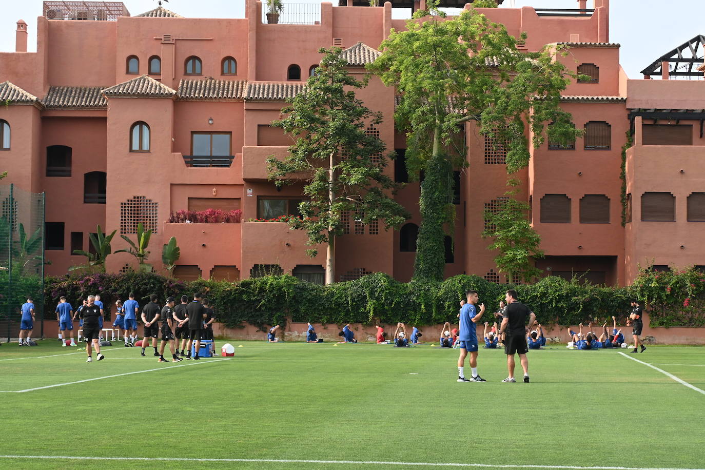 La expedición blanquiazul, lideraba por el técnico Pablo Guede, está formada por 30 jugadores. La lista completa la componen los profesionales Manolo Reina, Rubén Yáñez, Esteban Burgos, Ramalho, Juande, Juanfran, Bustinza, Javi Jiménez, Peybernes, Escassi, Genaro, Ramón, Febas, Luis Muñoz, Jozabed, Álex Gallar, Rubén Castro, Fran Sol y Pablo Chavarría; los canteranos Carlos López, Arturo, Andrés Caro, Víctor Olmo, Moussa, Dani Lorenzo, Issa Fomba, Haitam, Álex Rico y Loren; y el delantero a prueba, Adrián López, quien aspira a tener ficha. El equipo malaguista se hospeda en el complejo hotelero Sol Marbella Estepona Atalaya Park, que cuenta con sus propias instalaciones deportivas para desarrollar los entrenamientos.