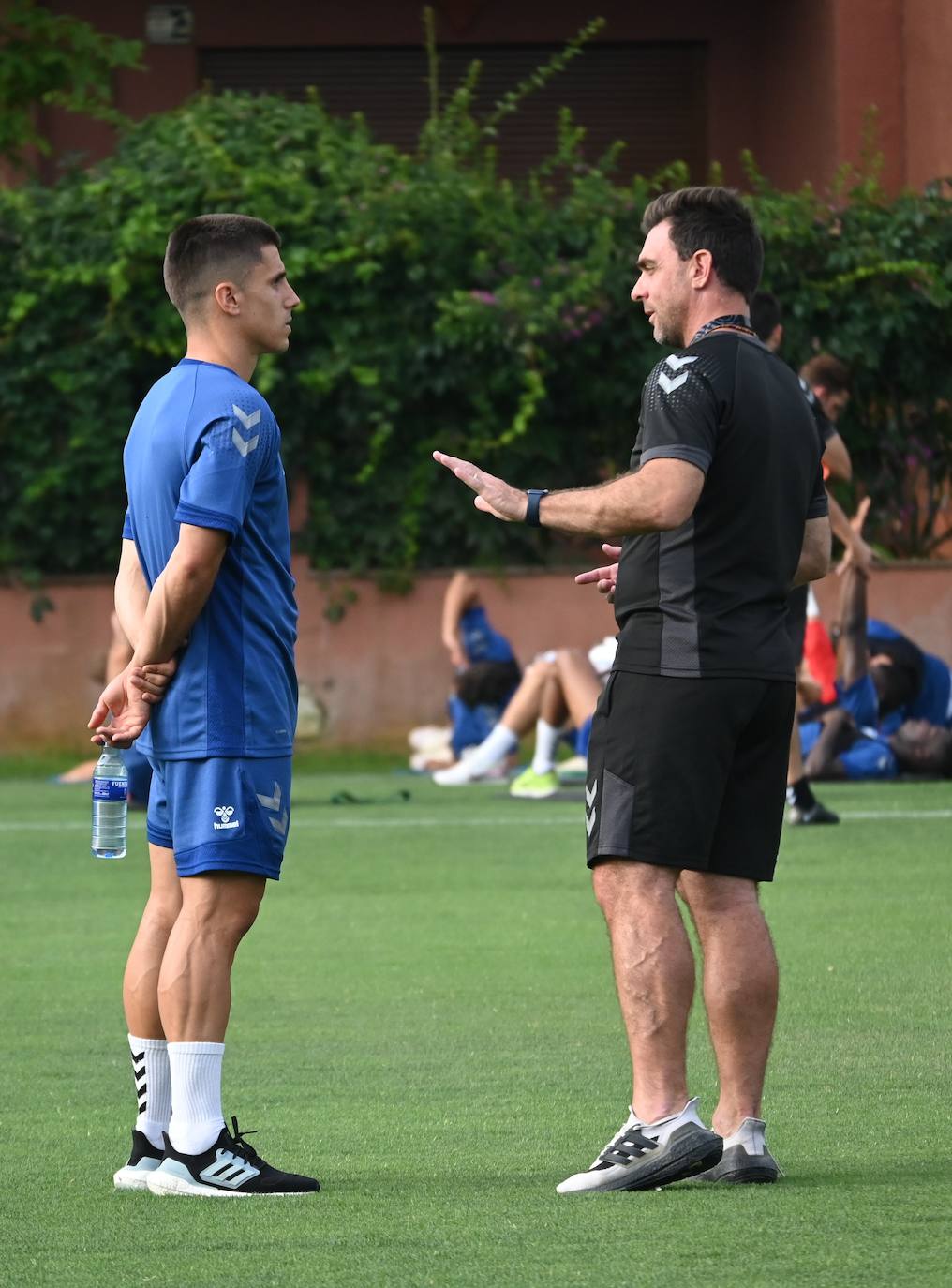 La expedición blanquiazul, lideraba por el técnico Pablo Guede, está formada por 30 jugadores. La lista completa la componen los profesionales Manolo Reina, Rubén Yáñez, Esteban Burgos, Ramalho, Juande, Juanfran, Bustinza, Javi Jiménez, Peybernes, Escassi, Genaro, Ramón, Febas, Luis Muñoz, Jozabed, Álex Gallar, Rubén Castro, Fran Sol y Pablo Chavarría; los canteranos Carlos López, Arturo, Andrés Caro, Víctor Olmo, Moussa, Dani Lorenzo, Issa Fomba, Haitam, Álex Rico y Loren; y el delantero a prueba, Adrián López, quien aspira a tener ficha. El equipo malaguista se hospeda en el complejo hotelero Sol Marbella Estepona Atalaya Park, que cuenta con sus propias instalaciones deportivas para desarrollar los entrenamientos.