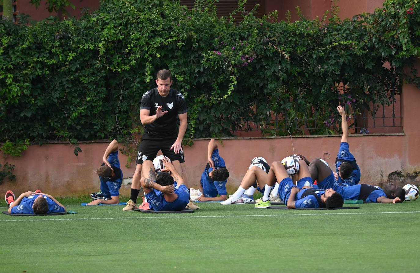 La expedición blanquiazul, lideraba por el técnico Pablo Guede, está formada por 30 jugadores. La lista completa la componen los profesionales Manolo Reina, Rubén Yáñez, Esteban Burgos, Ramalho, Juande, Juanfran, Bustinza, Javi Jiménez, Peybernes, Escassi, Genaro, Ramón, Febas, Luis Muñoz, Jozabed, Álex Gallar, Rubén Castro, Fran Sol y Pablo Chavarría; los canteranos Carlos López, Arturo, Andrés Caro, Víctor Olmo, Moussa, Dani Lorenzo, Issa Fomba, Haitam, Álex Rico y Loren; y el delantero a prueba, Adrián López, quien aspira a tener ficha. El equipo malaguista se hospeda en el complejo hotelero Sol Marbella Estepona Atalaya Park, que cuenta con sus propias instalaciones deportivas para desarrollar los entrenamientos.