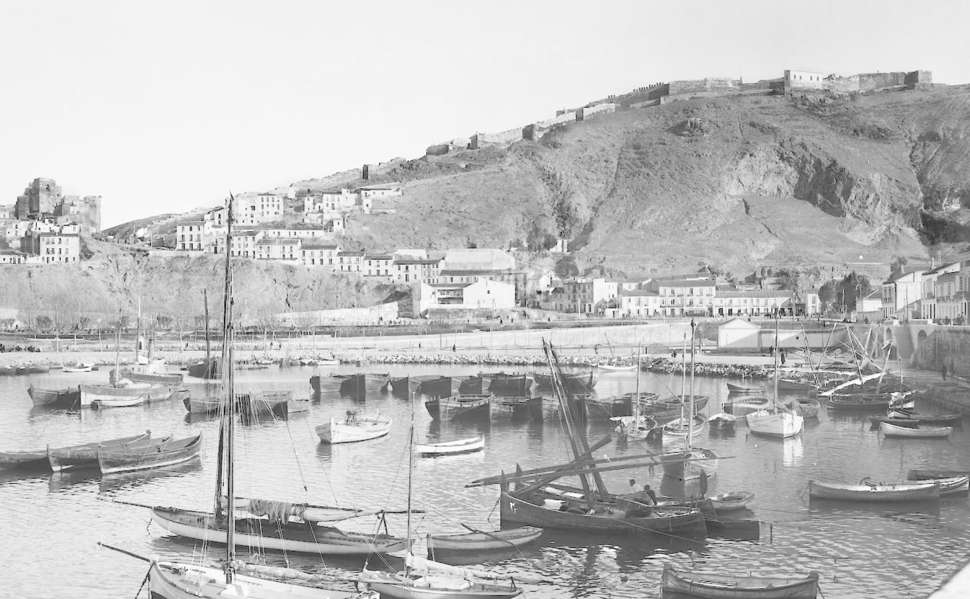 El puerto. Vista de La Coracha y del Castillo de Gibralfaro a principios del siglo XX.