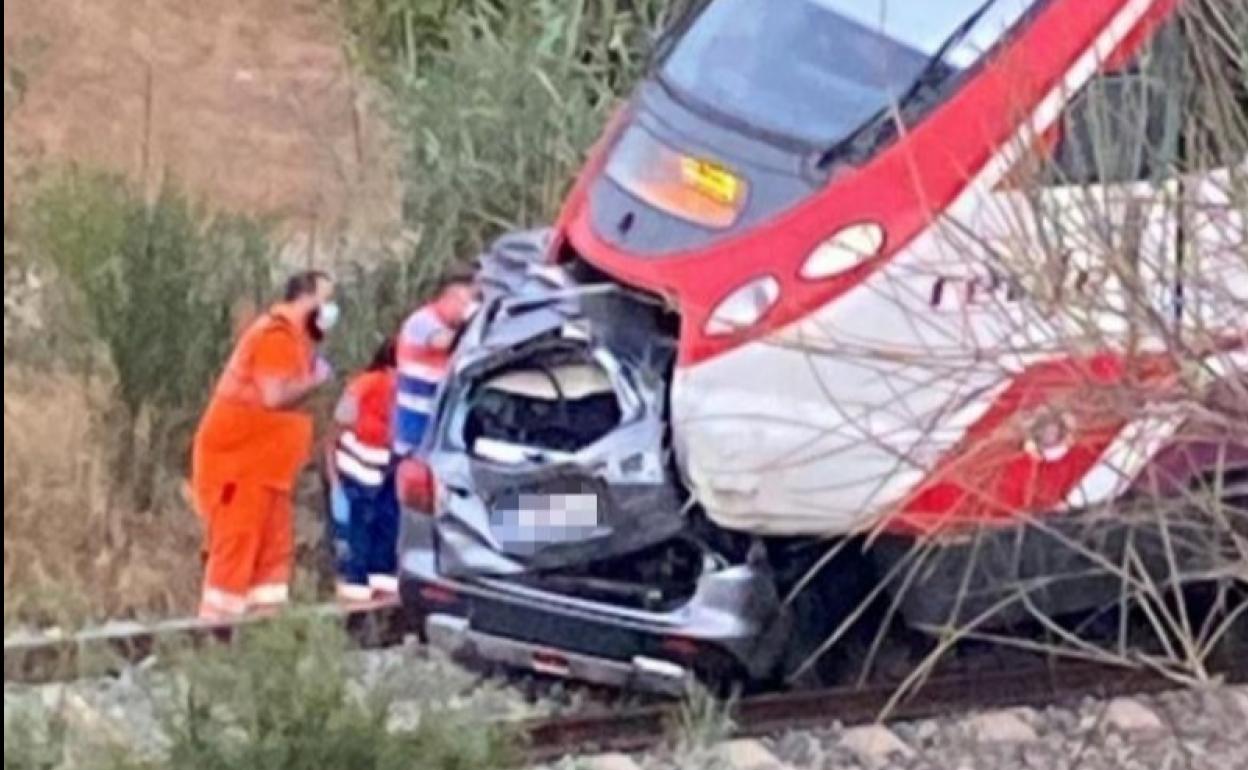 Muere una joven de 25 años al arrollar el tren su coche en un paso a ...