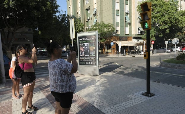 El semáforo en honor de Chiquito de la Calzada, en la calle Tomás Echeverría, en la barriada de Huelin.