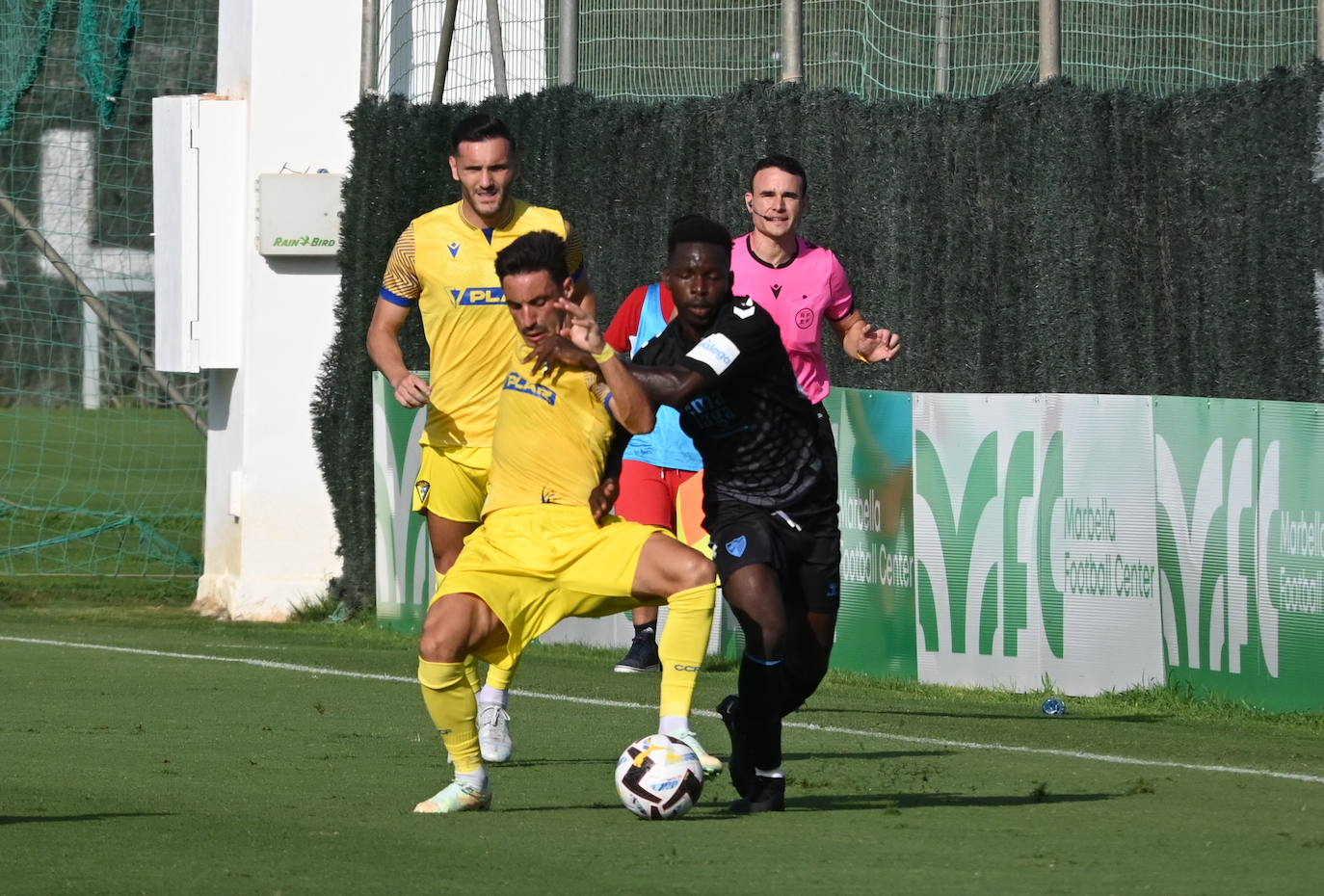 El Málaga pierde con el Cádiz en Marbella (0-2)