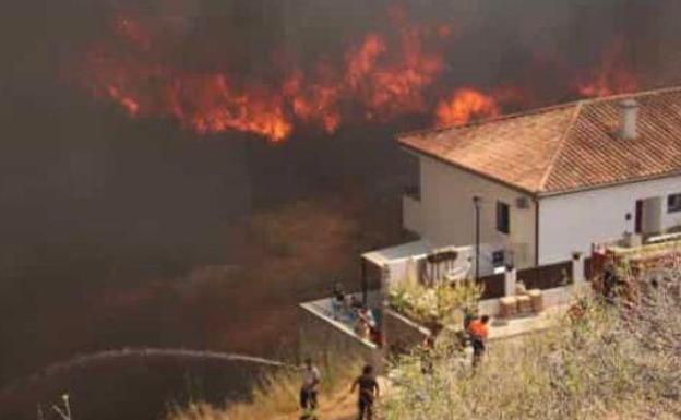 El incendio se declaró a mediodía de este sábado. 