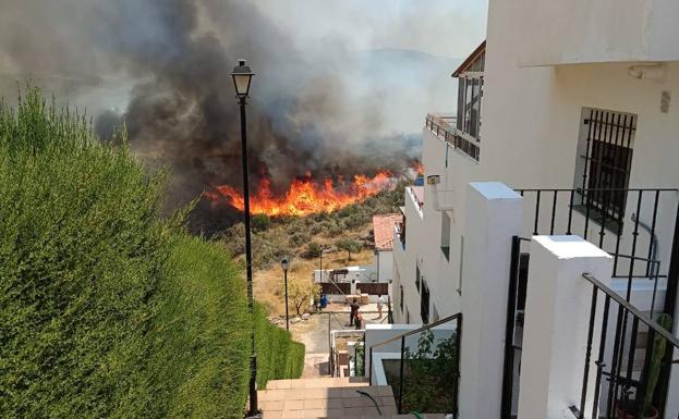 El fuego se quedó cerca de la urbanización Los Almendros, pero no fue necesario realizar desalojos. 