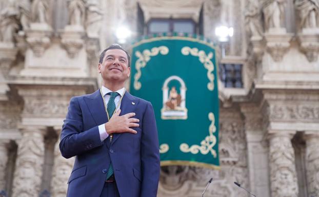 La toma de posesión del presidente de la Junta se realizó en un acto celebrado a pie de calle, ante la fachada principal del Palacio de San Telmo. 