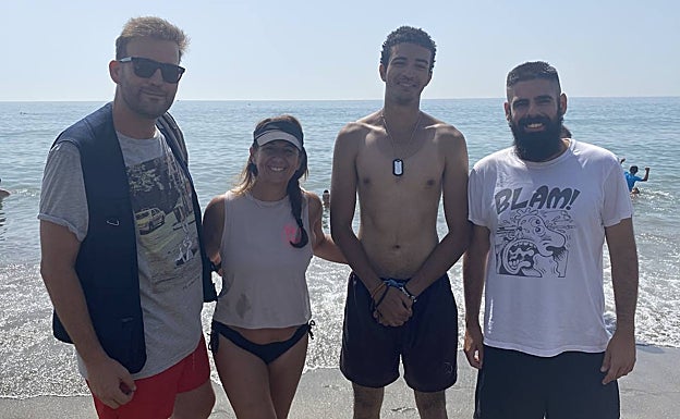 Juan Pablo Pérez, Rosa López, el voluntario Mohamed y Jorge Gallardo fueron a la playa con los niños. 
