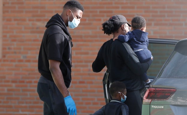 Ejim y su familia, en Los Guindos en la primera salida tras el confinamiento para retomar los entrenamientos con el Unicaja. 