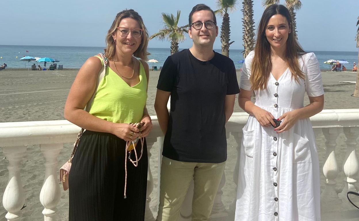 Militantes socialistas y la portavoz del PSOE torroxeño, Mari Nieves Ramírez, en el paseo marítimo torroxeño. 