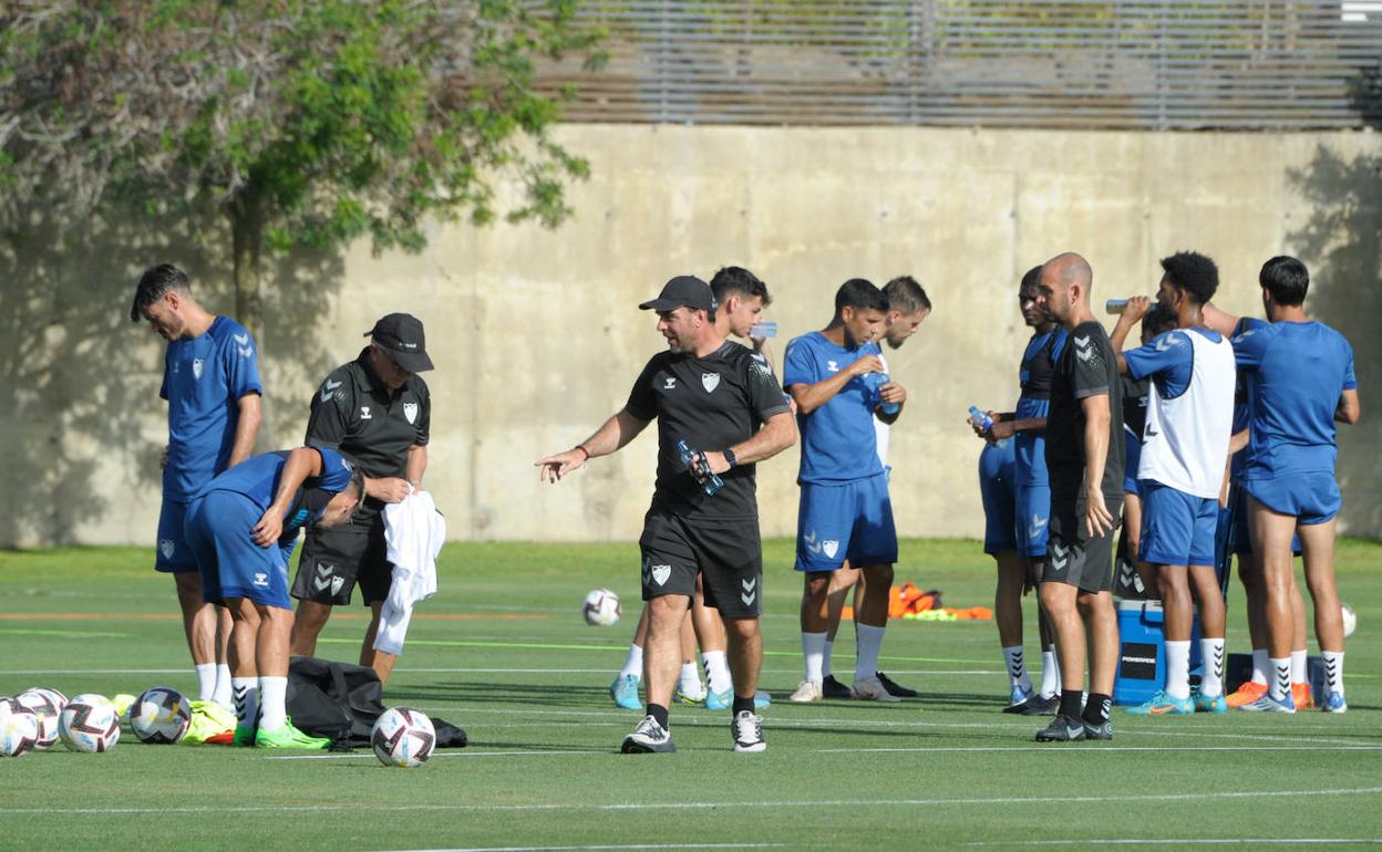 El Málaga se pule en Estepona con Juande y Álex Gallar tocados, y sin Chavarría