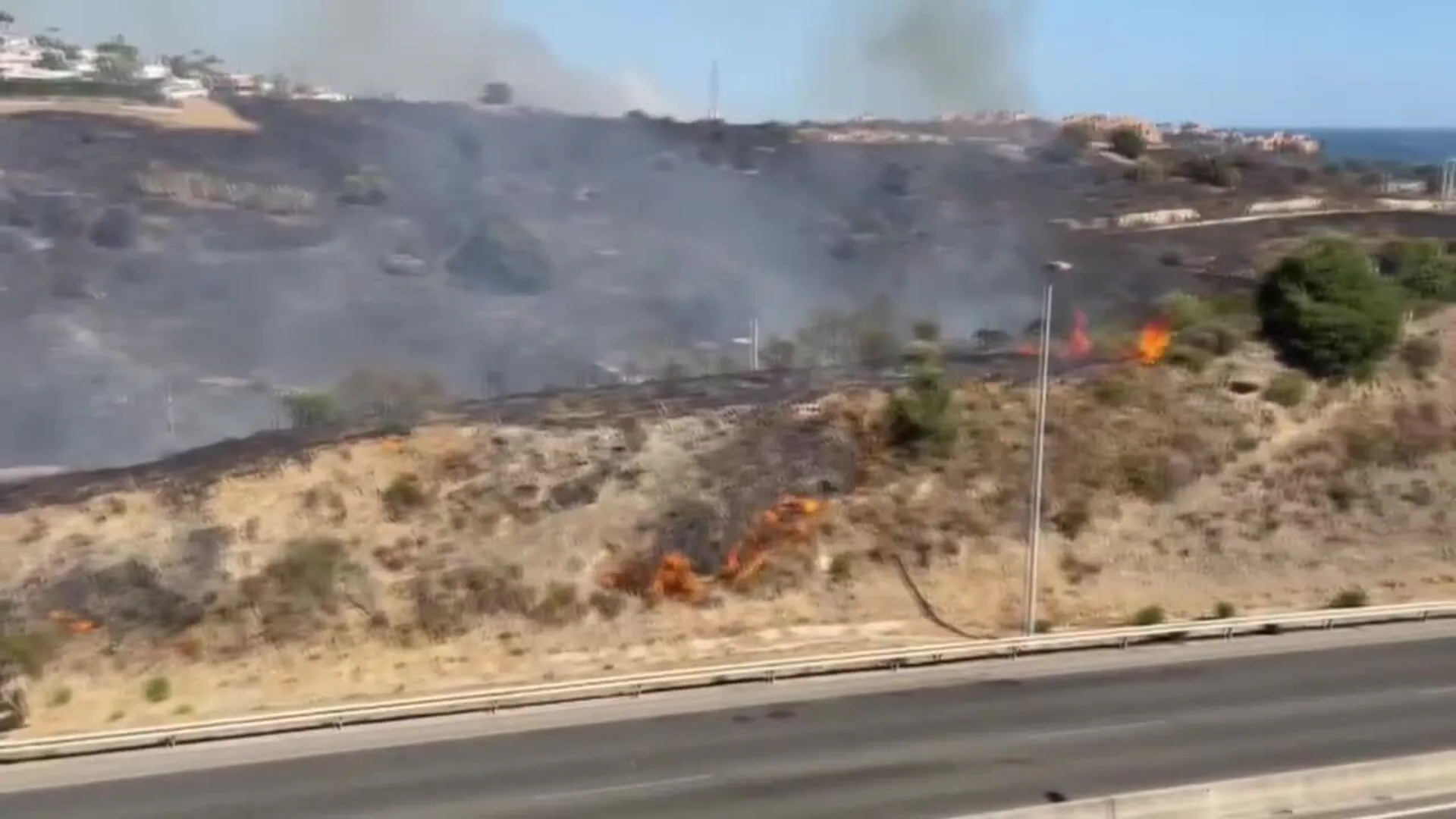 Declarado un incendio en una urbanización de Estepona