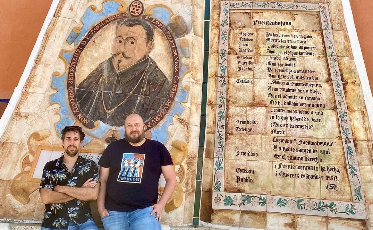 José Carlos Cuevas y Pedro Hofhuis, junto al mural dedicado al dramaturgo en el pueblo.