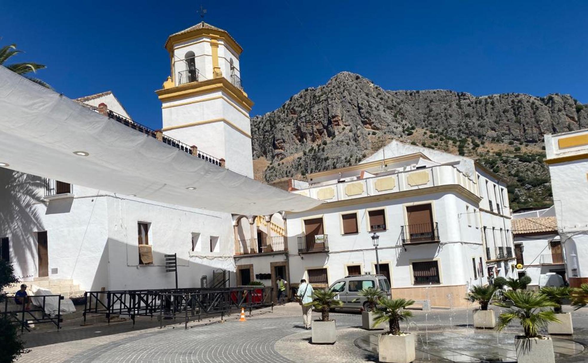 Montaje del escenario en la plaza de la Constitución de Montejaque.
