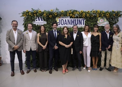 Imagen secundaria 1 - En la primera imagen, los premiados tras recoger los girasoles de plata y el ramo que se les entregó durante el acto. En la segunda, autoridades de Diputación y Ayuntamiento de Málaga, asistentes a los premios Joan Hunt. En la última, José María Luna, Juan Ignacio Zafra y Manuel Castillo. 