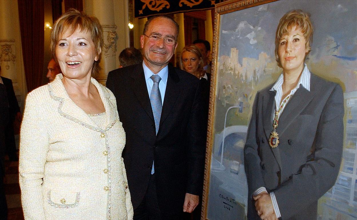 Villalobos y De la Torre cuando se hizo la presentación del retrato oficial de Celia como alcaldesa, que cuelga en la galería de los alcaldes de la primera planta del Ayuntamiento de Málaga. 