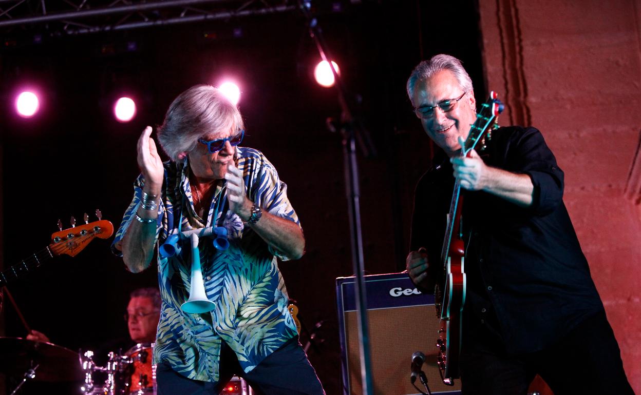 Mike Vernon y Gabi Robledo en las últimas actuaciones en Santa María del festival de blues antes de la pandemia. 