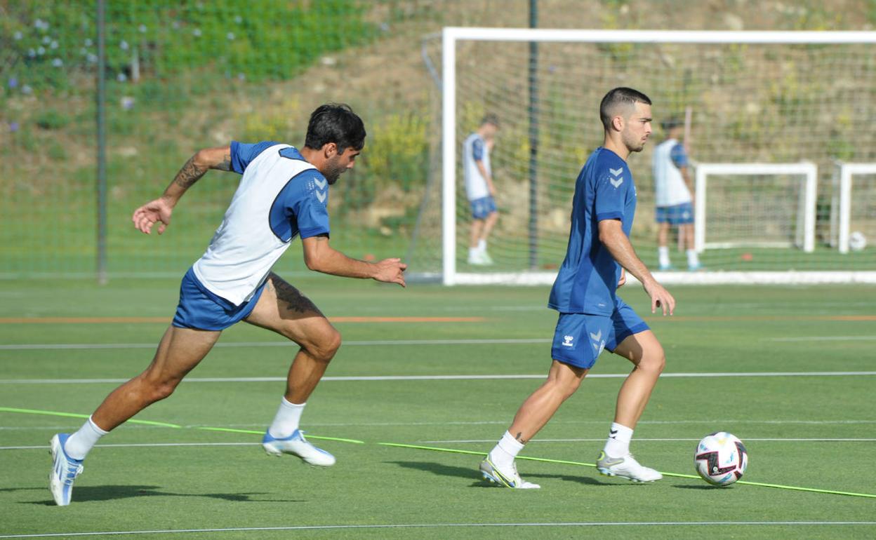 Escassi persigue a Ramón durante un entrenamiento de esta semana en Estepona. 