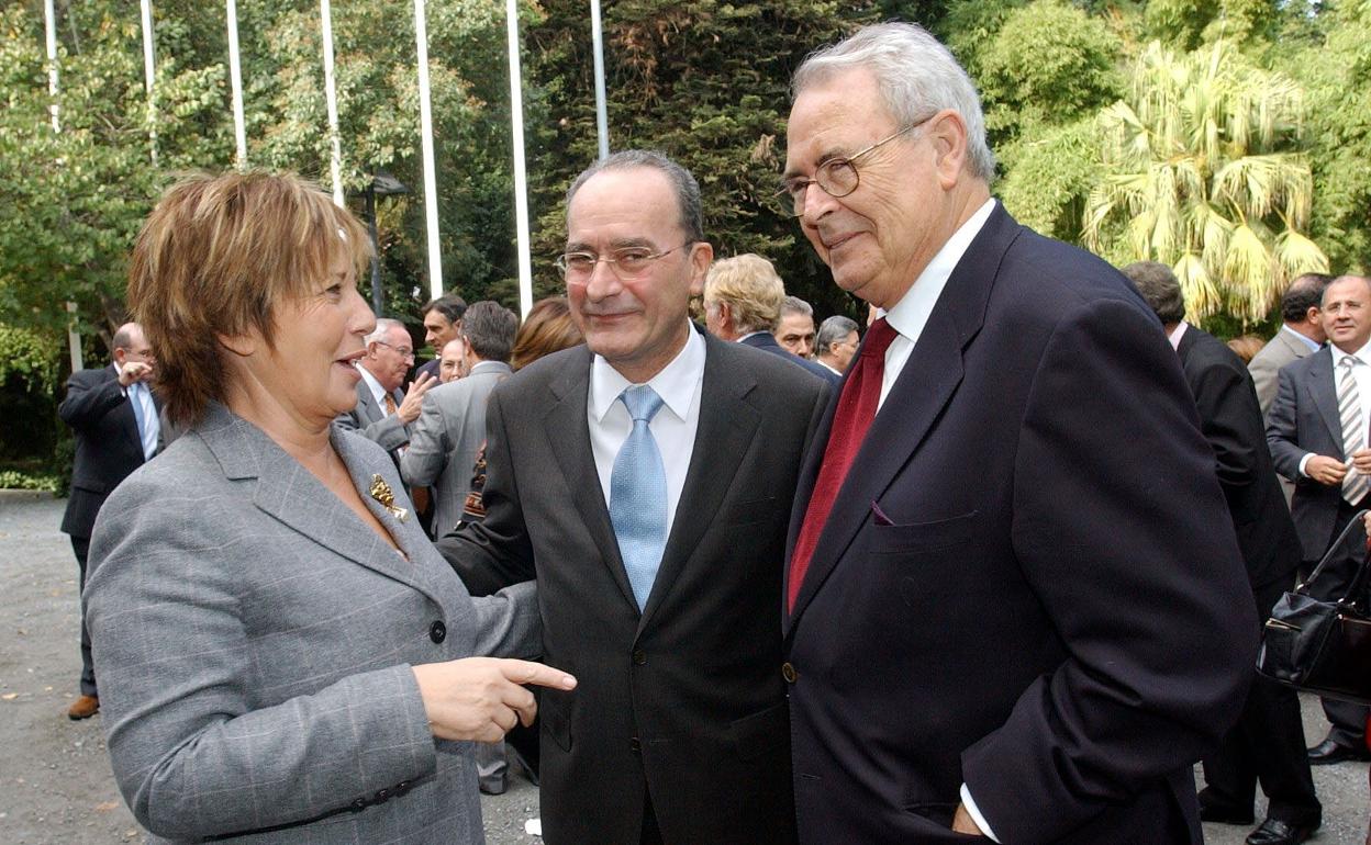 Villalobos, en una foto de archivo con el alcalde de Málaga, Francisco de la Torre y el otrora regidor ya fallecido, el socialista Pedro Aparicio; los tres alcaldes de la democracia. 