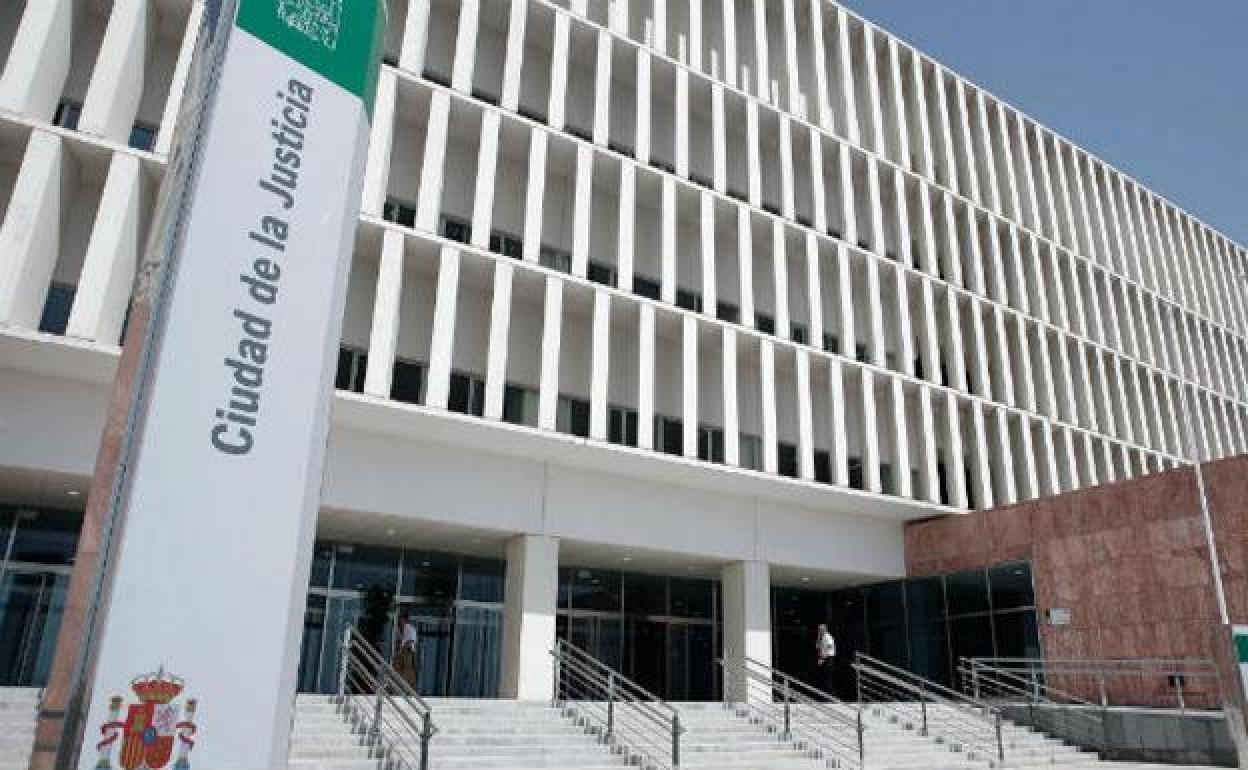 Condenan en Málaga a un cirujano estético a pagar 18.500 euros a una paciente por las secuelas de una operación