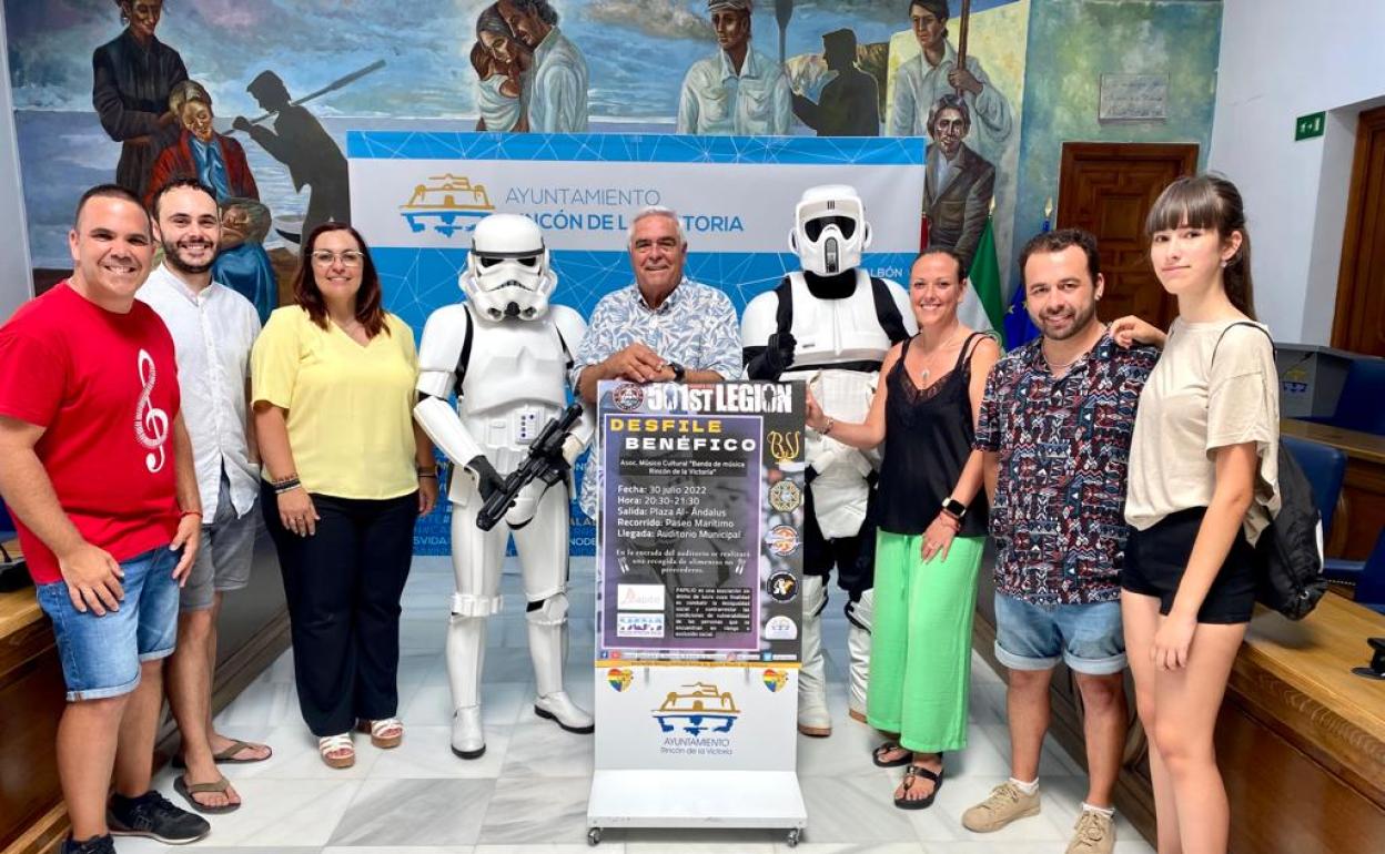 Acto de presentación del desfile benéfico en el Ayuntamiento rinconero. 