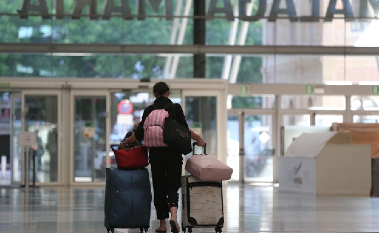 Turista saliendo de la estación del AVE.