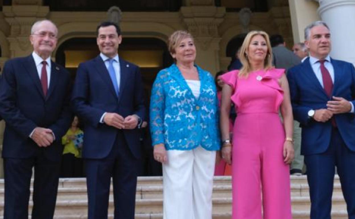 Francisco de la Torre, Juanma Moreno, Celia Villalobos, Carolina España y Elías Bendodo, en las escalinatas del Ayuntamiento de Málaga.