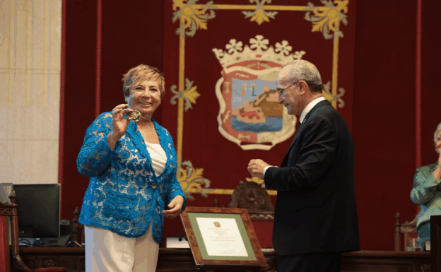 Celia Villalobos y Francisco de la Torre, en el acto para hacer Hija Predilecta de Málaga a quien fuera la primer alcaldesa de la ciudad. 