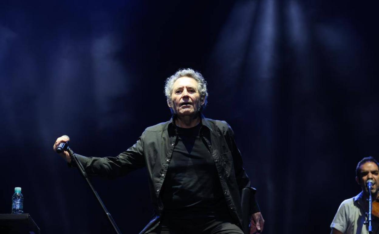 Miguel Ríos se dejó el alma en el escenario de La Malagueta ante unos 2.500 fans incondicionales.
