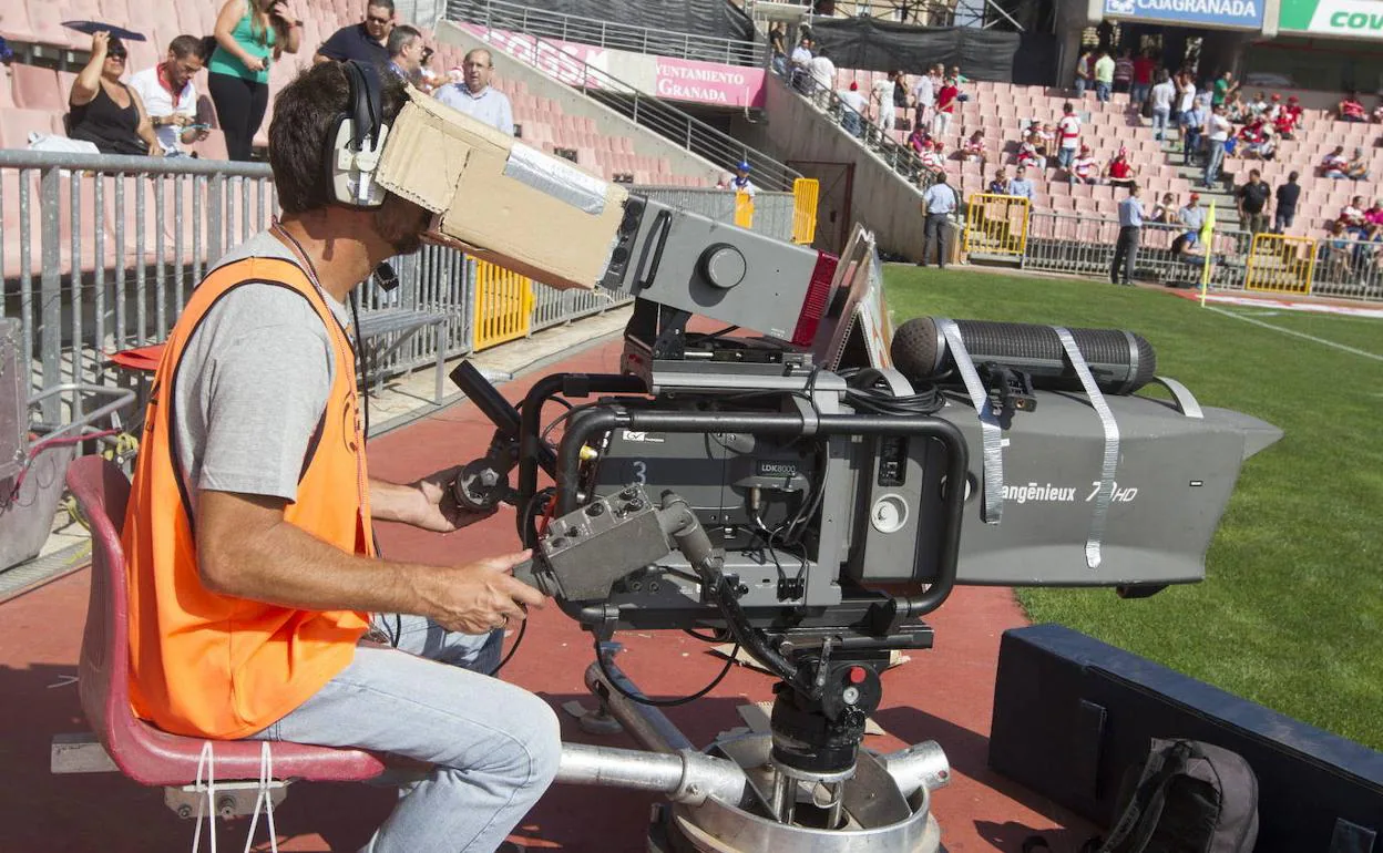 Un operador de cámara en Los Cármenes, en Granada, uno de los estadios de Segunda. 