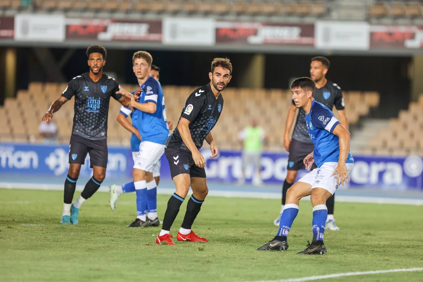 El Málaga disputa un nuevo amistoso ante el Xerez en Chapin. 