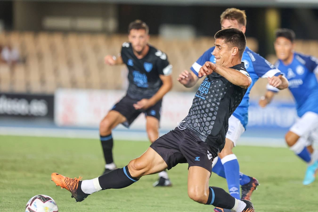 El Málaga disputa un nuevo amistoso ante el Xerez en Chapin. 