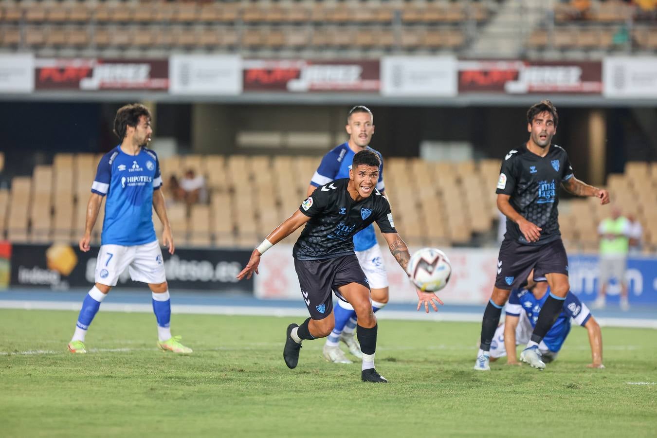 El Málaga disputa un nuevo amistoso ante el Xerez en Chapin. 