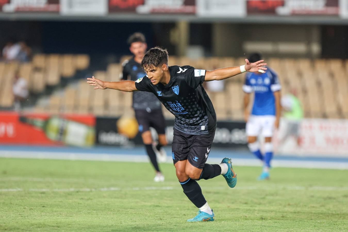 El Málaga disputa un nuevo amistoso ante el Xerez en Chapin. 