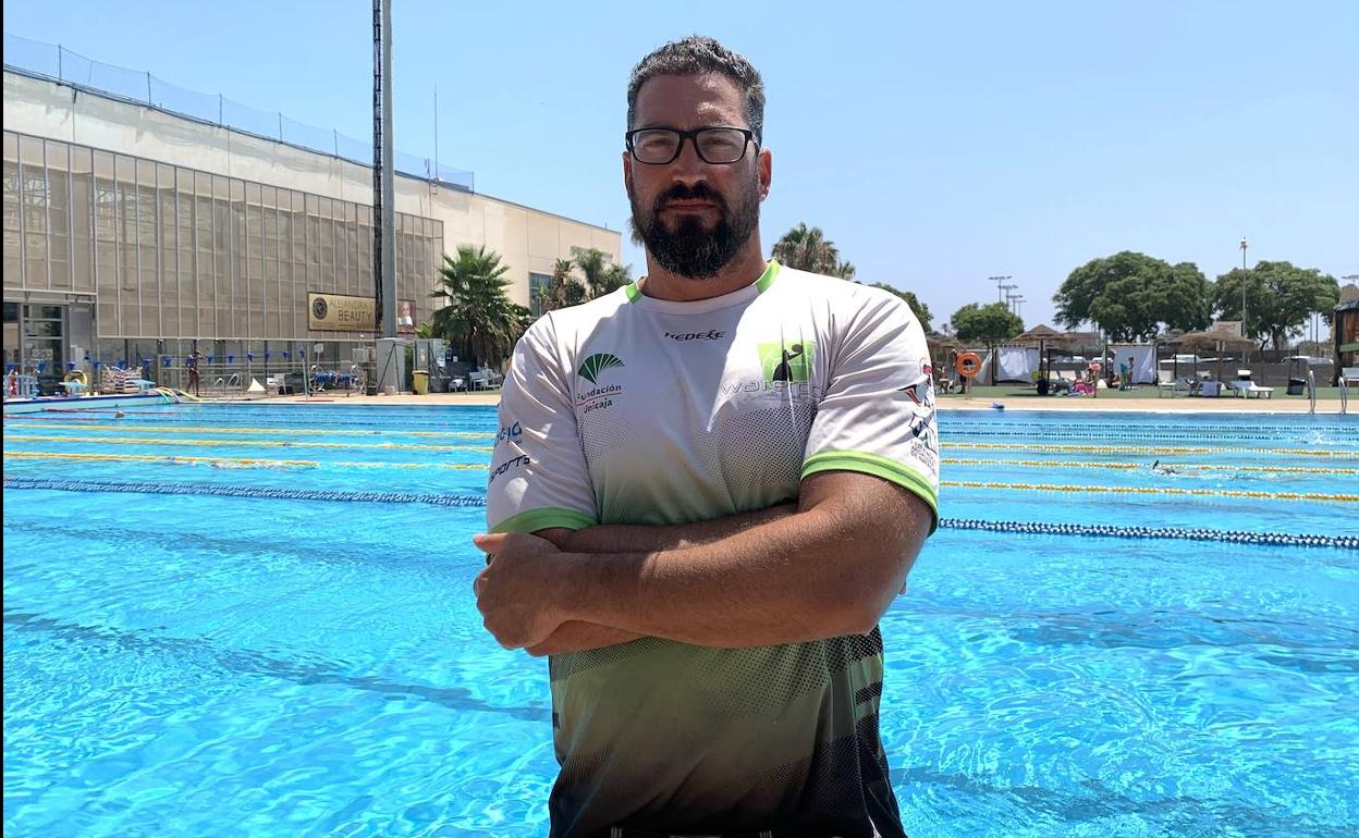 El entrenador Peter Kubicsko, en las instalaciones de Inacua, lugar que considera como «su casa» por el trato recibido en los entrenamientos. 