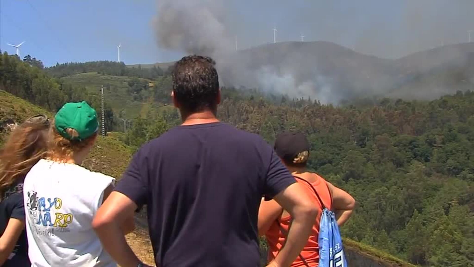 De nuevo en vilo contra el fuego