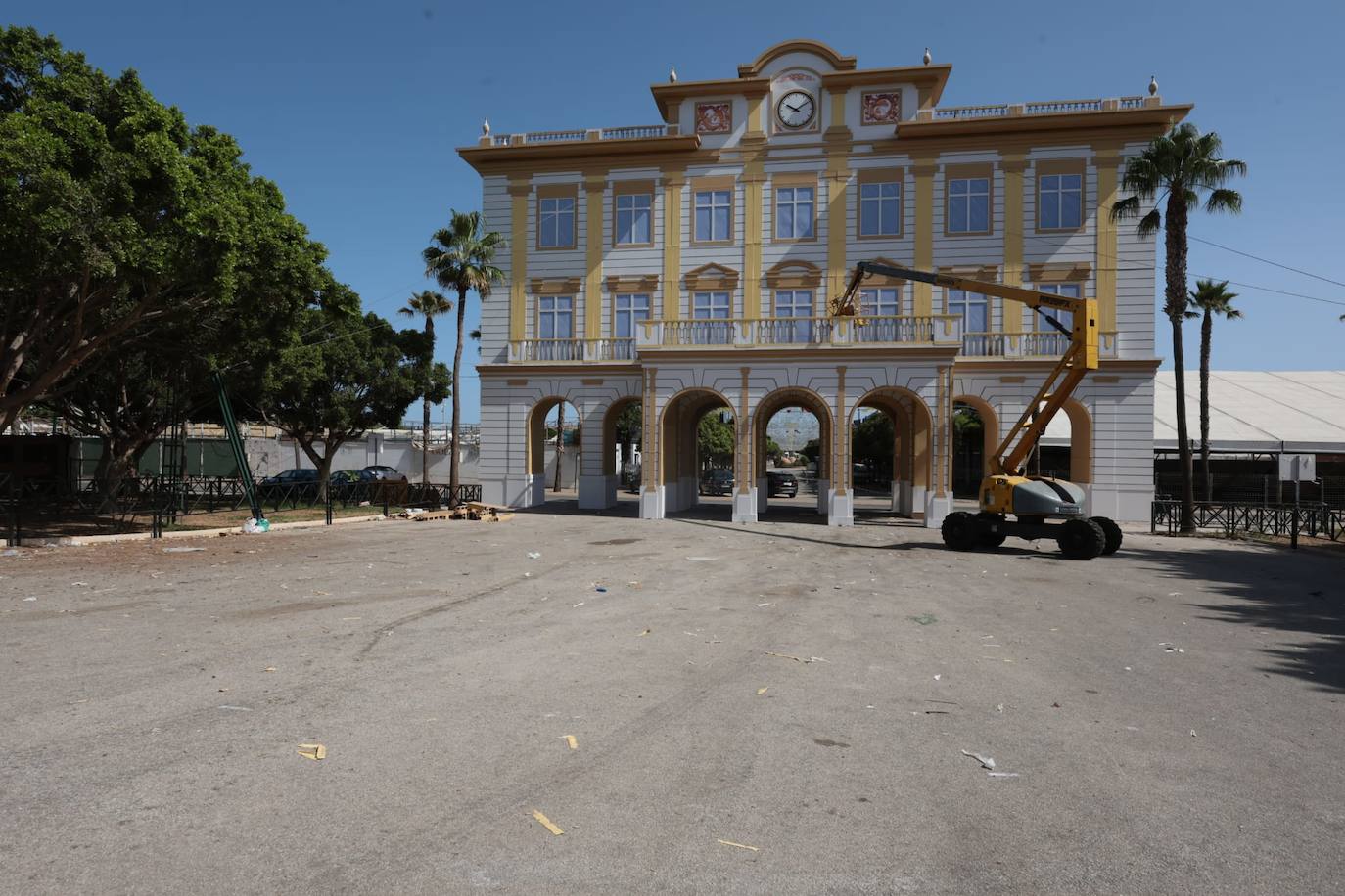 Preparativos en las casetas y las calles del recinto ferial Cortijo de Torres de Málaga 
