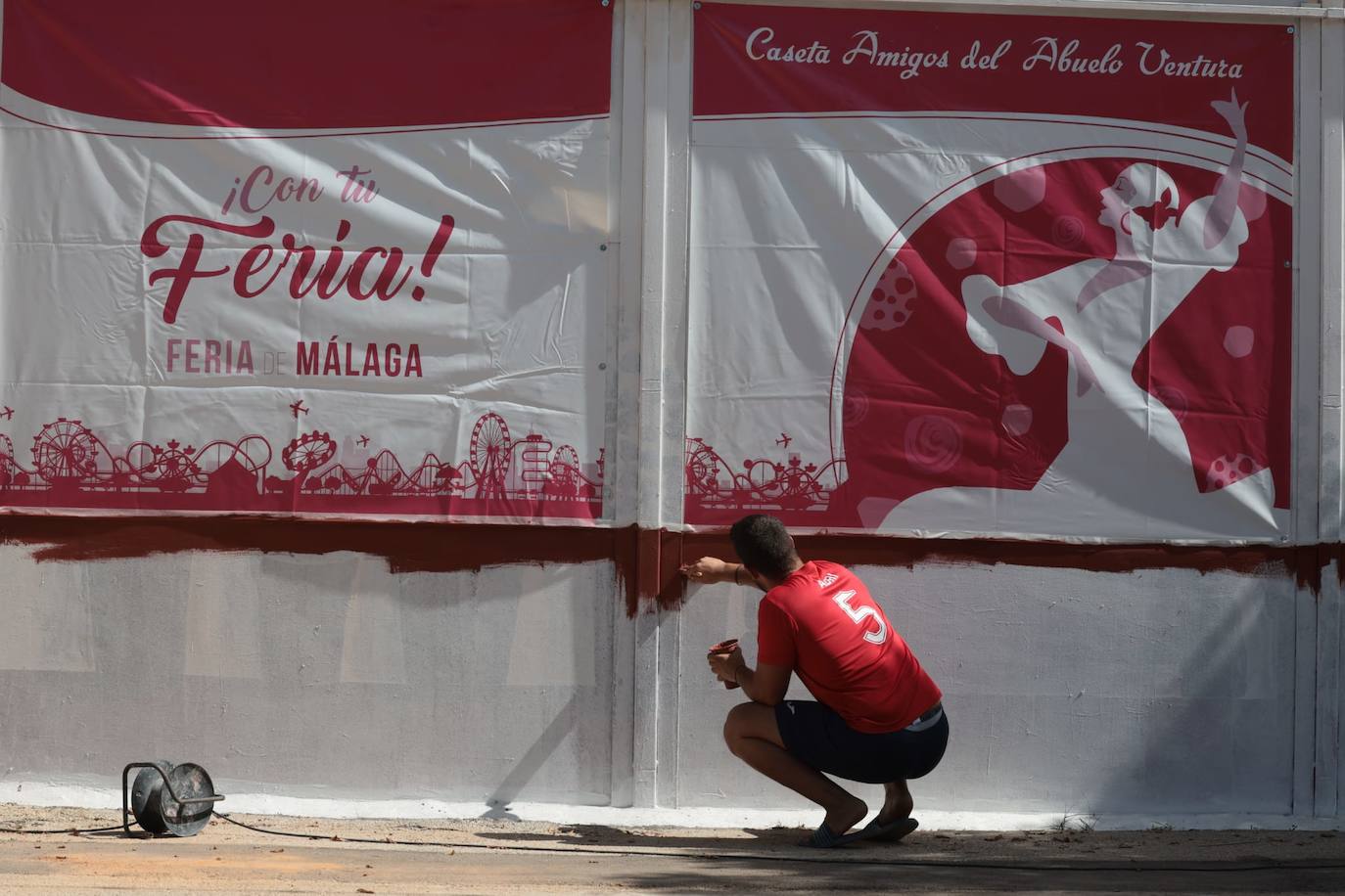 Preparativos en las casetas y las calles del recinto ferial Cortijo de Torres de Málaga 