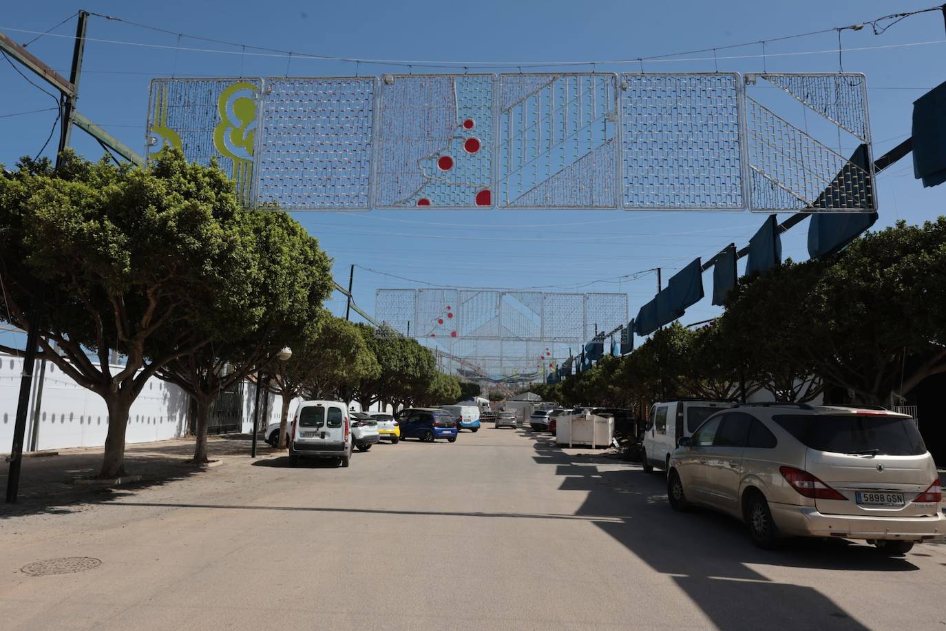 Preparativos en las casetas y las calles del recinto ferial Cortijo de Torres de Málaga 