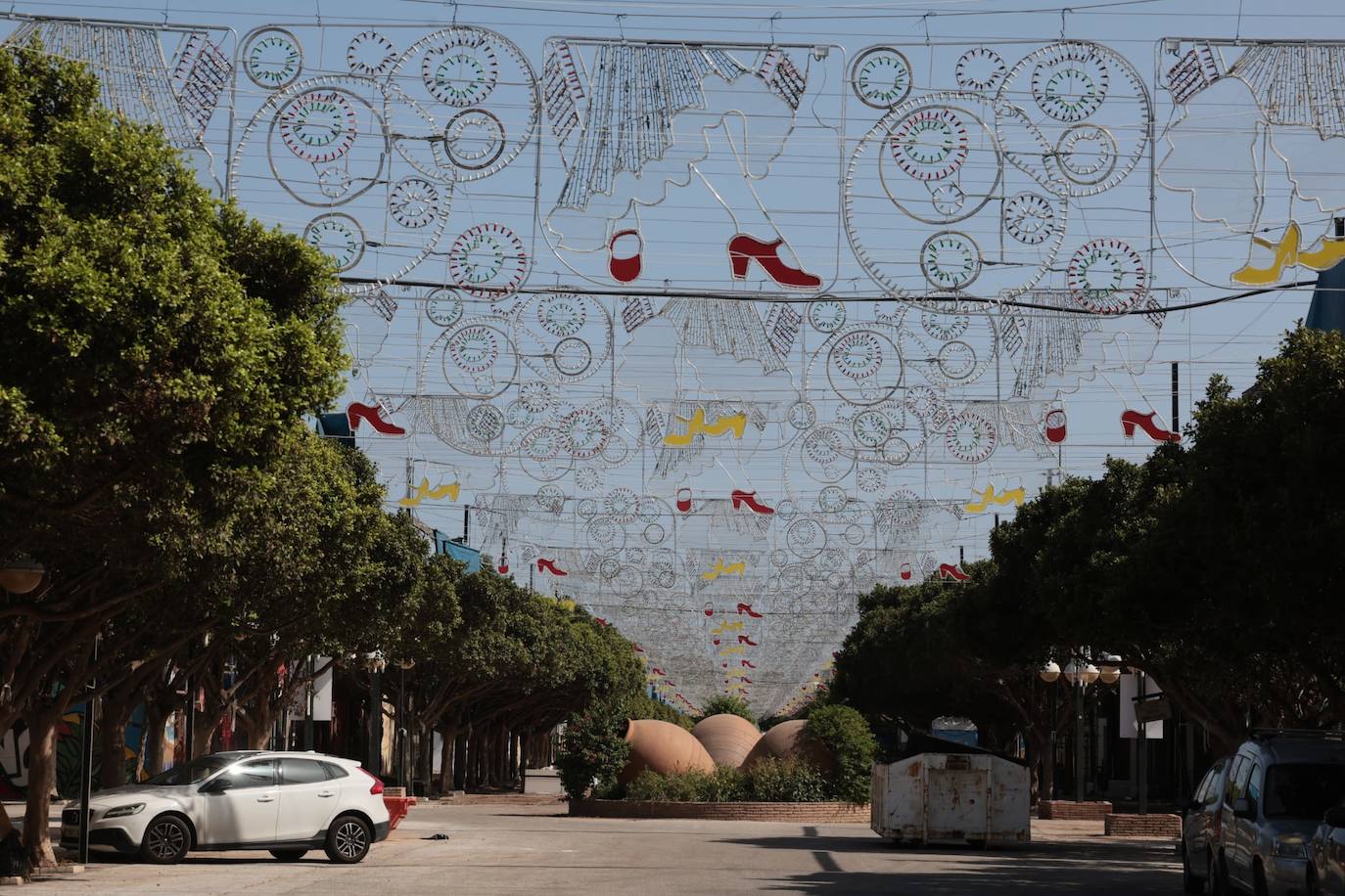 Preparativos en las casetas y las calles del recinto ferial Cortijo de Torres de Málaga 