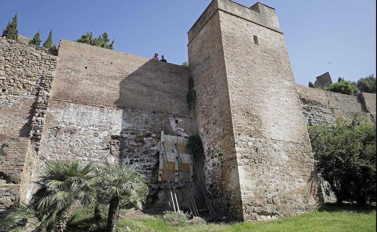 Entre las actuaciones contempladas está la consolidación de las zonas de la muralla de la Alcazaba que están apuntaladas. 