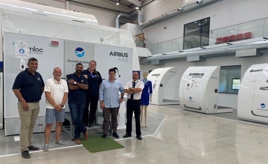 Equipo de la empresa Aerodynamics, en sus instalaciones del parque veleño. 