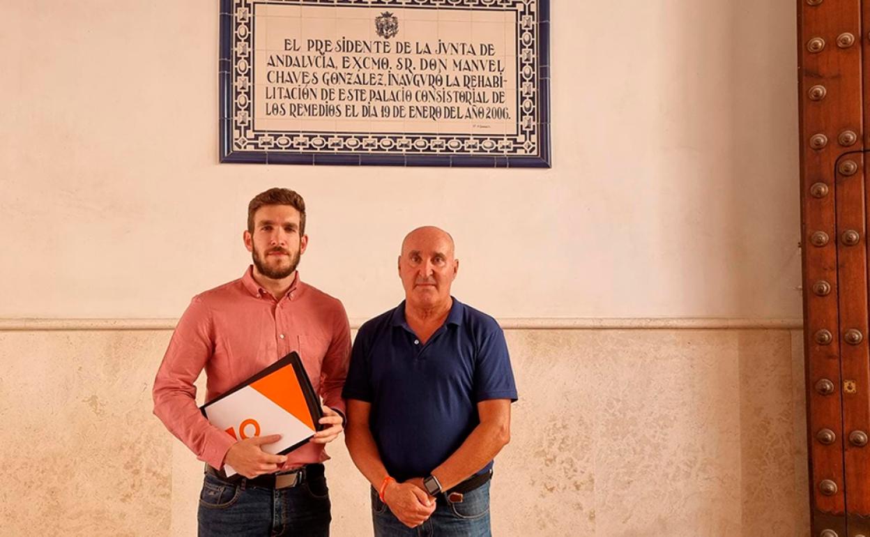 Miembros de Ciudadanos ante el azulejo con mención a Chaves en la entrada al ayuntamiento. 