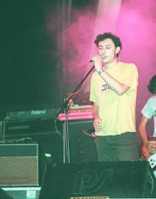 Imagen secundaria 2 - Arriba, Enrique Bunbury en solitario en la Feria en 1998, diez años antes actuó con Héros del Silencio; en las otras dos fotos, Los Piratas y Los Planetas (1999)