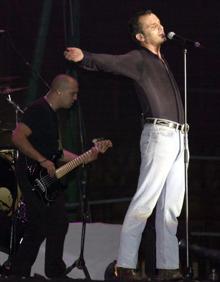 Imagen secundaria 2 - En la primera foto, Celtas Cortos, en el 2000. En la segunda, Ariel Rot (2001) y Miguel Bosé en el Auditorio Municipal (2002)