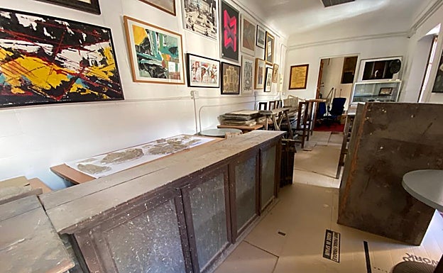 Muebles que se usaban en el Aula Picasso, que van a ser restaurados.