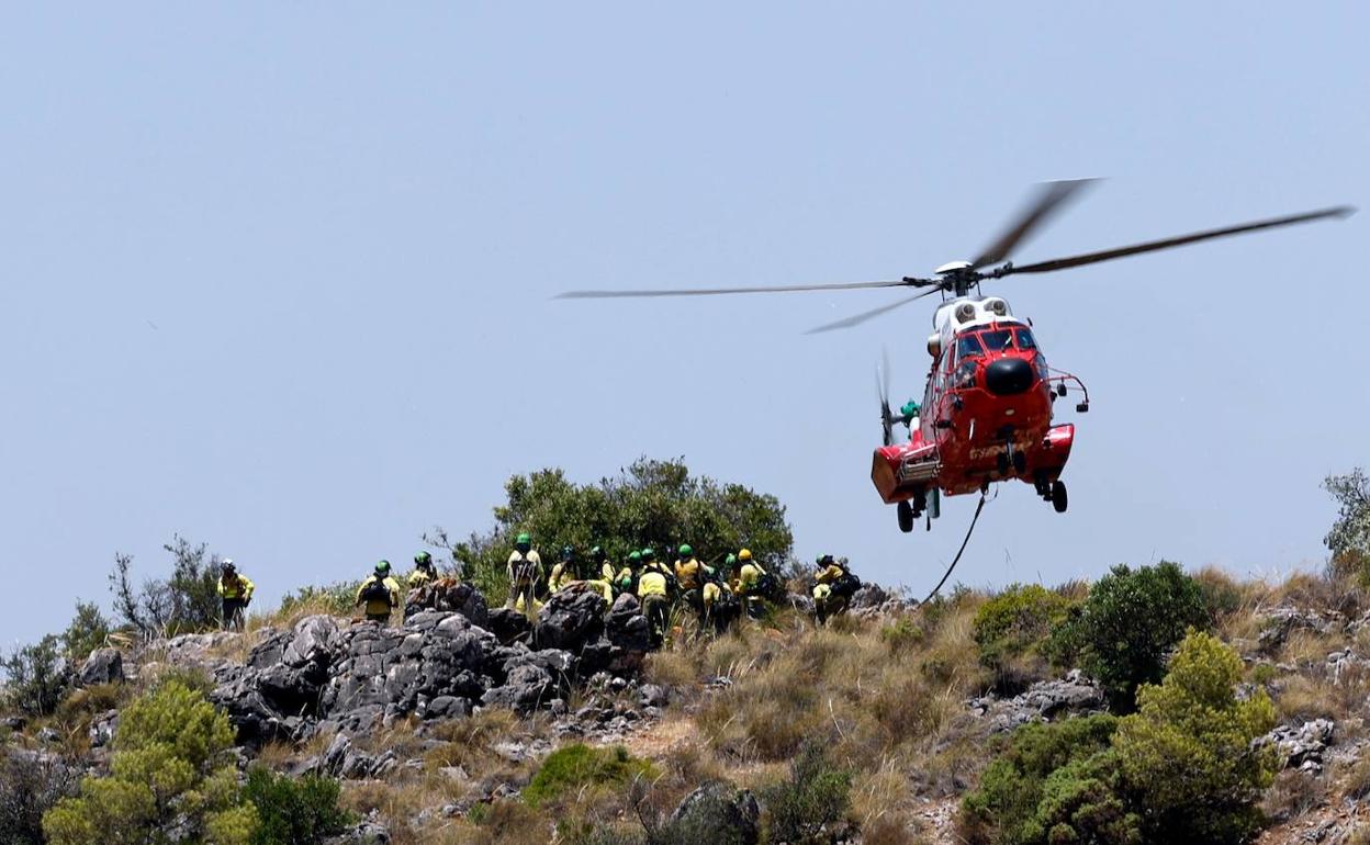 Especialistas del Infoca, durante las labores en el incendio de Mijas 