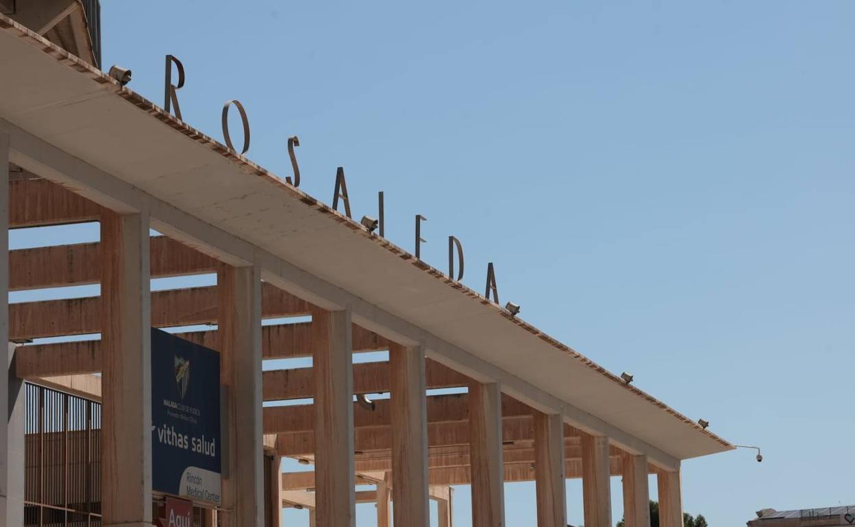 Vista del cartel con el nombre del estadio. 