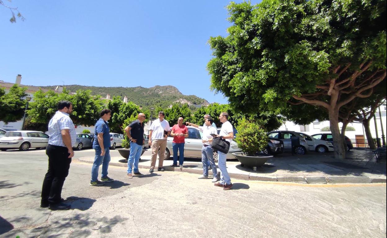 El director de la obra, Raúl de Mendizábal, y Francisco de Burgos, coordinador de seguridad y salud de la misma, han visitado la obra junto al alcalde de Ojén, José Antonio Gómez. 
