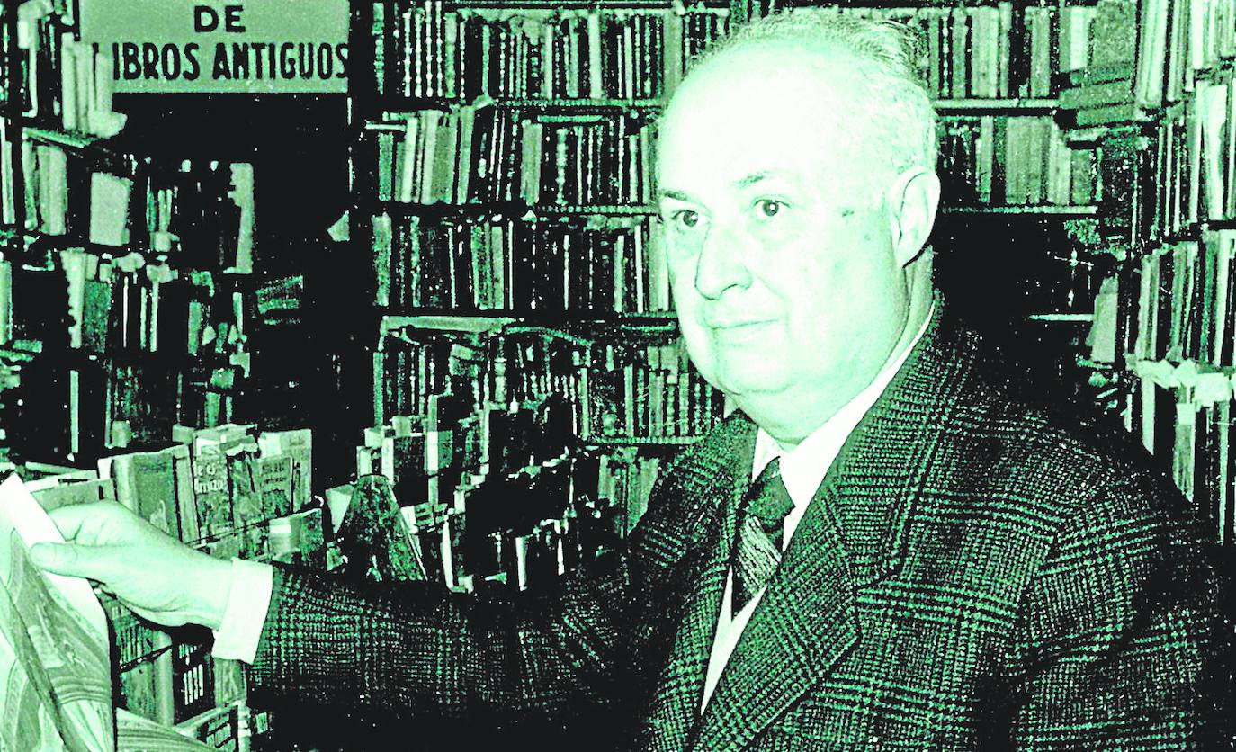 Juan Temboury en la libreria anticuaria de Antonio Mateos. 